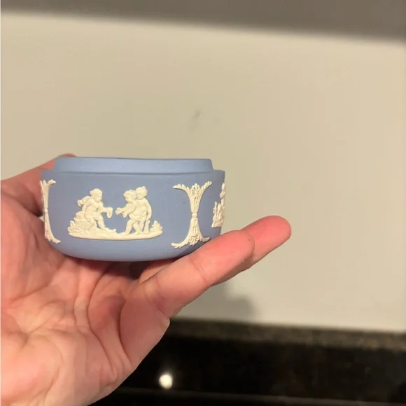 Small Lidded Blue Jasperware Trinket Dish - Picture 7 of 9
